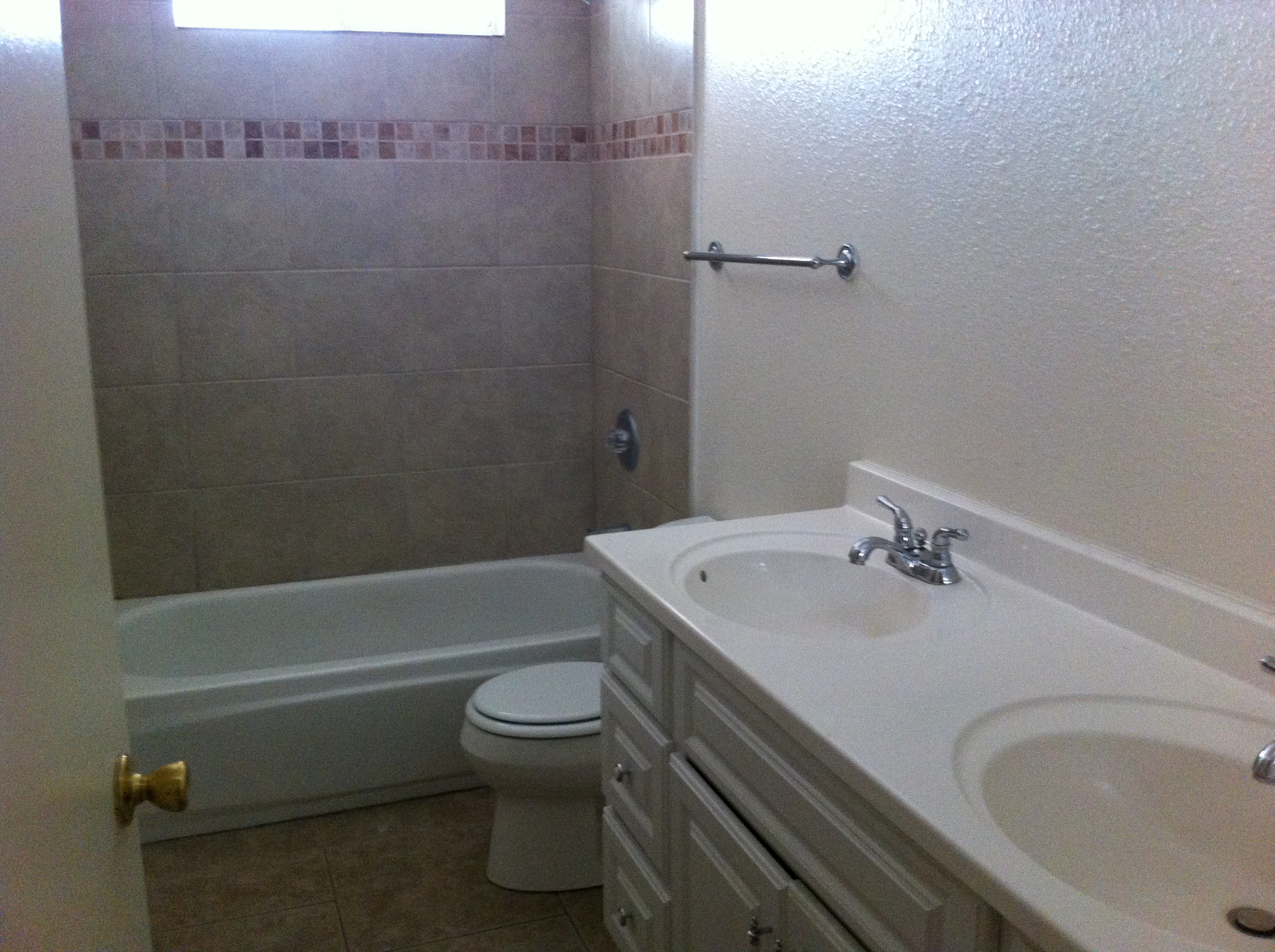 ForestDr/ForestMasterBathcounter4115.JPG