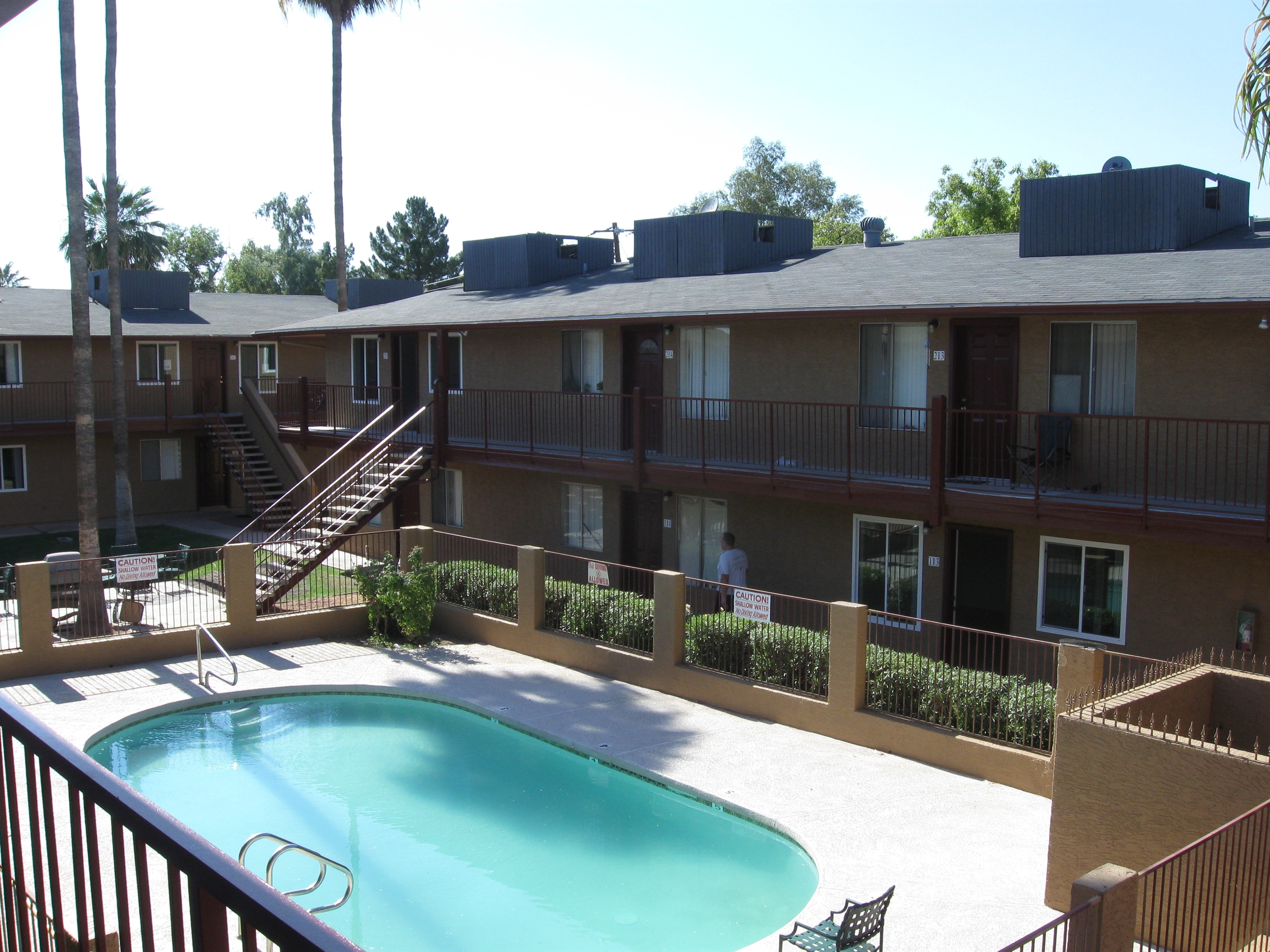 HTPhotos/HTCourtyardpool.JPG