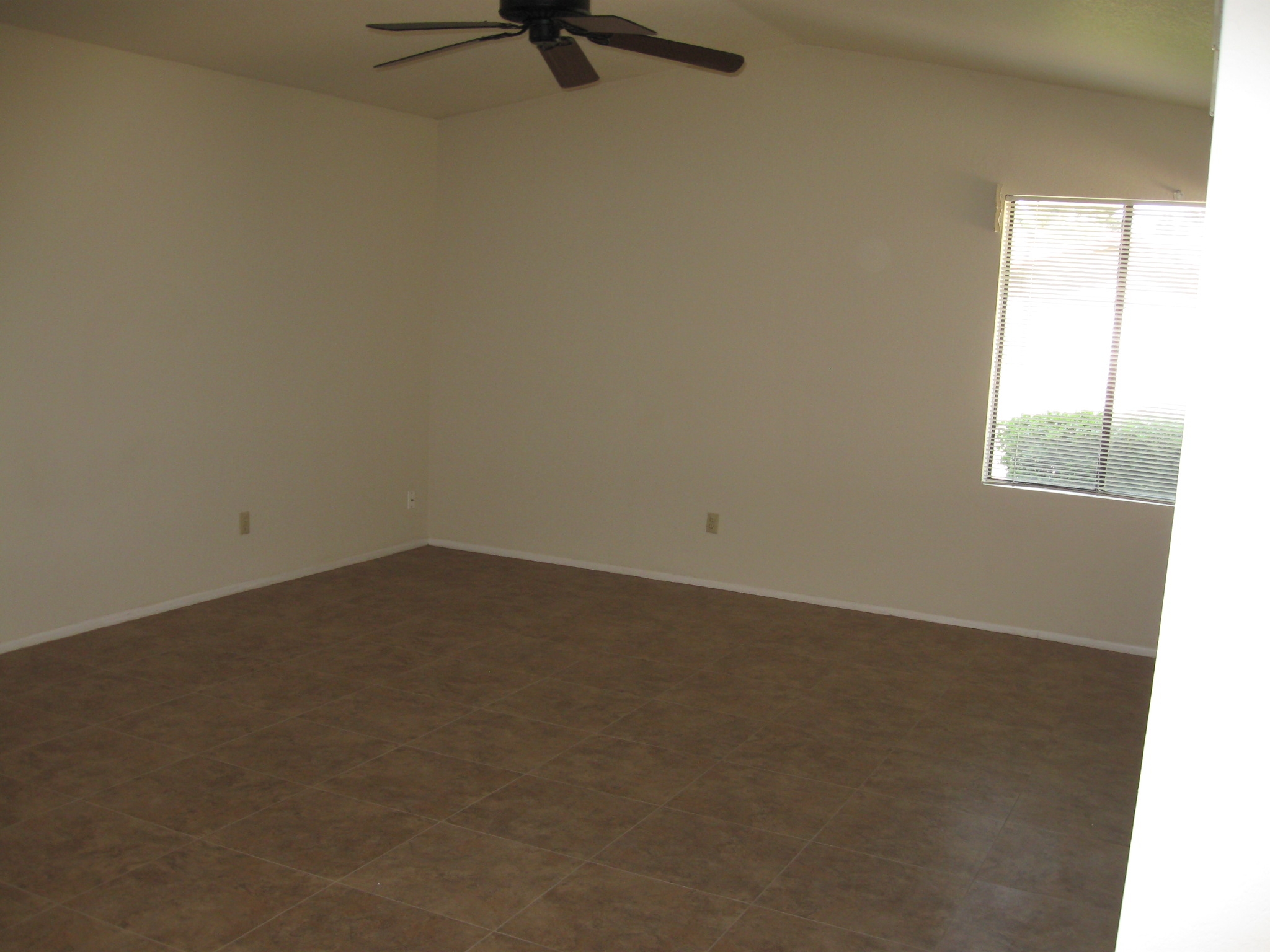 eedgewater.2livrm.jpg